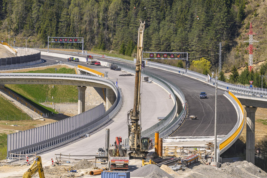 Na sn&iacute;mke z apr&iacute;la tohto roka pripravovan&yacute; &uacute;sek D1 Hubov&aacute; &ndash; Ivachnov&aacute;. FOTO: TASR/M. Sv&iacute;tok
