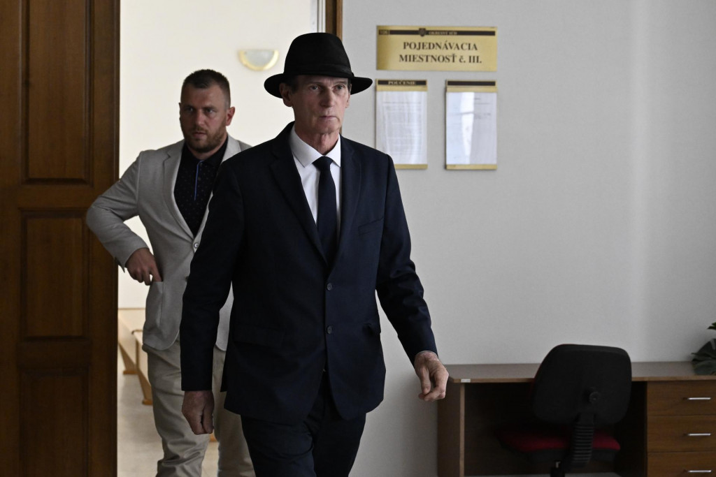 &Scaron;t&aacute;tni tajomn&iacute;ci Ministerstva životn&eacute;ho prostredia &Scaron;tefan Kuffa (vpravo) a jeho syn Filip Kuffa (obaja nominanti SNS). FOTO: TASR/Michal Sv&iacute;tok