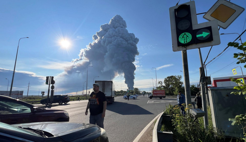 Z horiaceho skladu Wildberries sa val&iacute; dym po &uacute;toku v Petrohrade. FOTO: Reuters