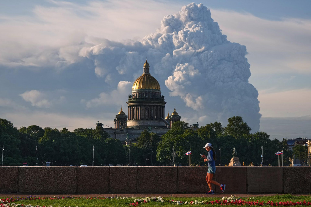 Dym st&uacute;pa na oblohu po dronov&yacute;ch &uacute;tokoch Ukrajiny na sklad firmy Wildberries v ruskom Petrohrade. FOTO: TASR/AP