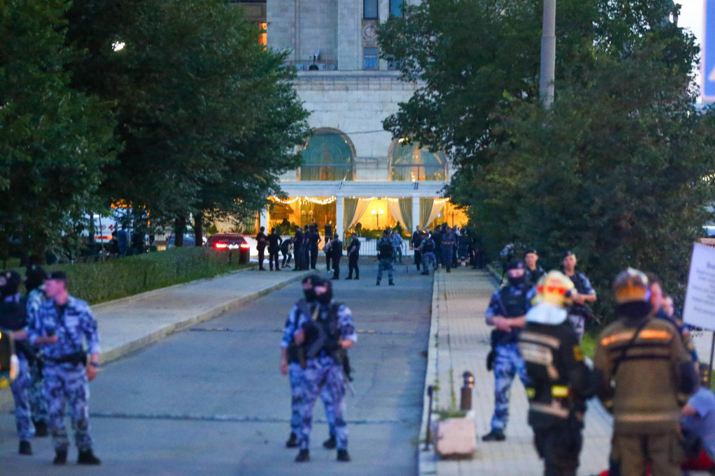 Policajti blokuj&uacute; miesto neďaleko v&yacute;buchu v re&scaron;taur&aacute;cii v Moskve. FOTO: TASR/AP