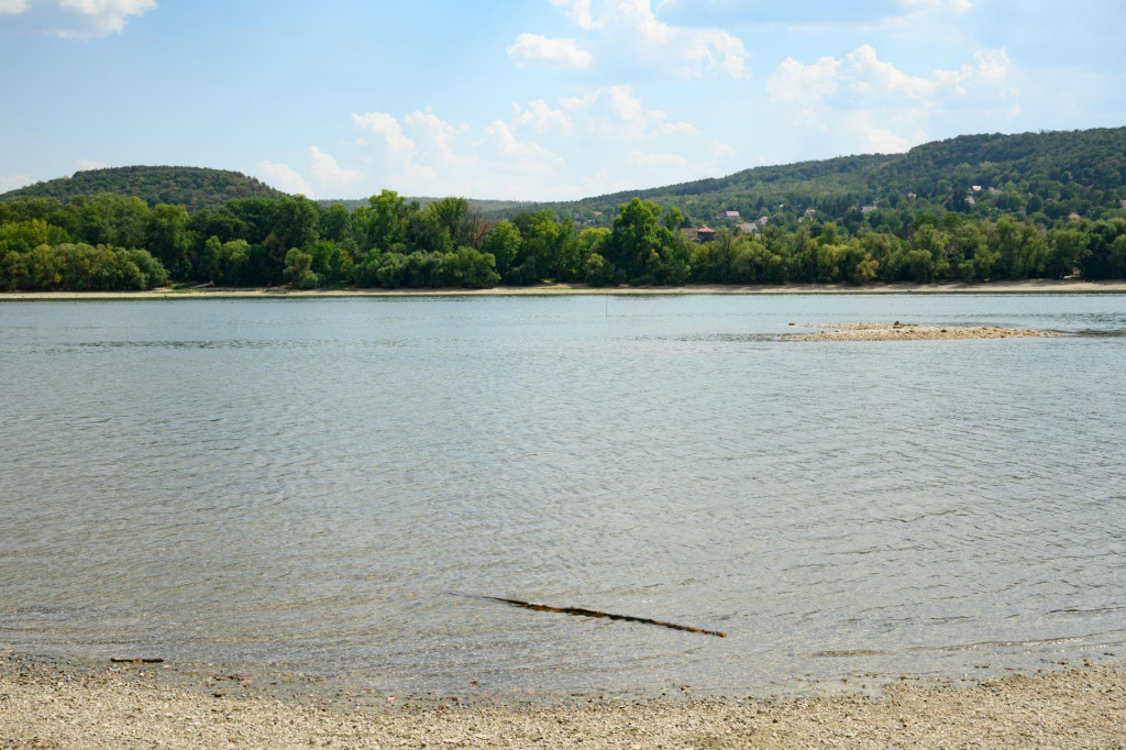 Pokles hladiny Dunaja pri obci Virt v okrese Kom&aacute;rno. FOTO: TASR/Henrich Mi&scaron;ovič