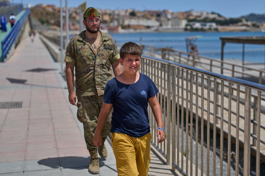Na sn&iacute;mke 12-ročn&yacute; malolet&yacute; neleg&aacute;lny migrant bez sprievodu plače, keď ho &scaron;panielsky vojak eskortuje zo &scaron;panielskej exkl&aacute;vy Ceuta k &scaron;panielsko-marock&yacute;m hraniciam. FOTO: TASR/AP