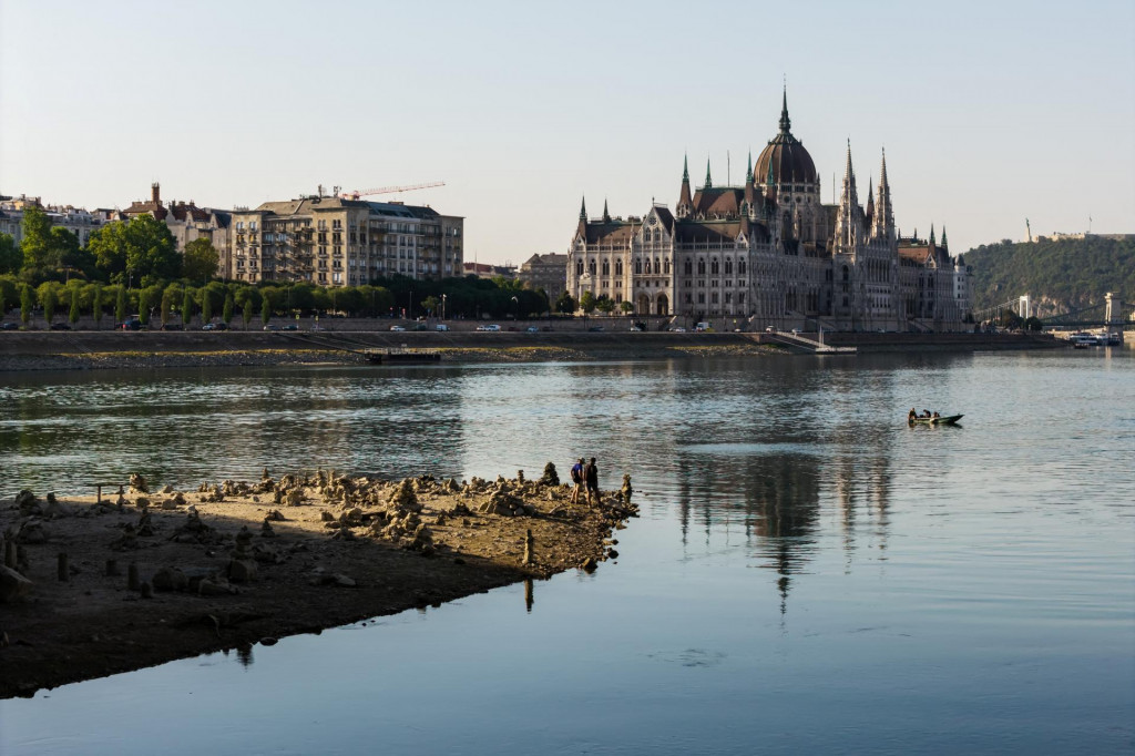 Pohľad z dronu ukazuje ľud&iacute; kr&aacute;čaj&uacute;cich pri &uacute;p&auml;t&iacute; piliera Margar&eacute;tinho mosta v Budape&scaron;ti, odhalen&eacute;ho n&iacute;zkou hladinou Dunaja. FOTO: Reuters