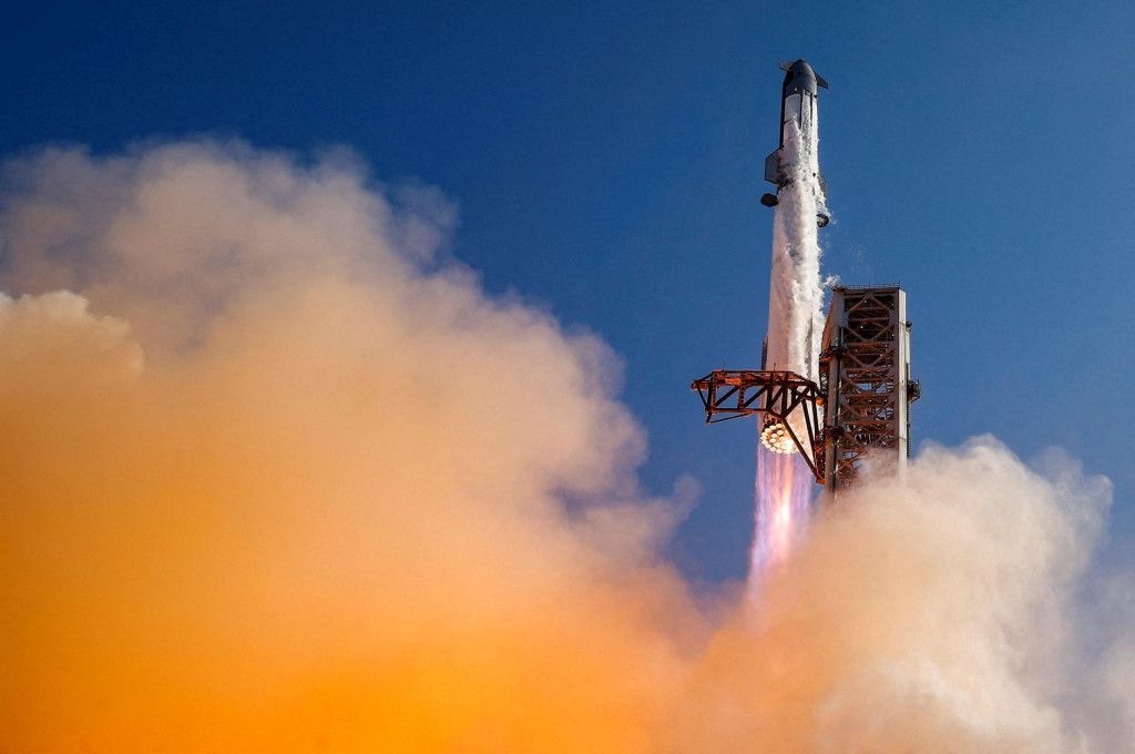 &Scaron;tart rakety Starship a Super Heavy v3 Booster zo &scaron;tartovacieho komplexu Starbase v &scaron;t&aacute;te Texas. FOTO: REUTERS
