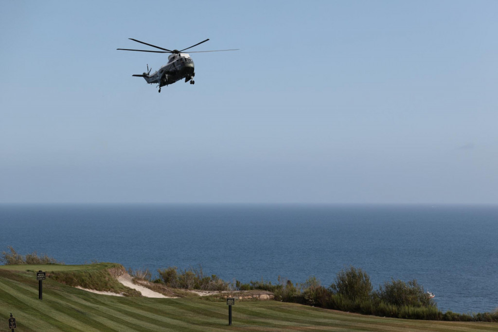 Vrtuľn&iacute;k s americk&yacute;m prezidentom Donaldom Trumpom sa pripravuje na prist&aacute;tie v golfovom klube Trump National Golf Club Los Angeles v Rancho Palos Verdes. FOTO: Reuters