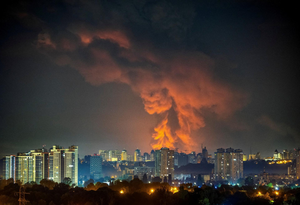 Dym st&uacute;pa v Kyjeve počas rusk&eacute;ho raketov&eacute;ho &uacute;toku. FOTO: Reuters
