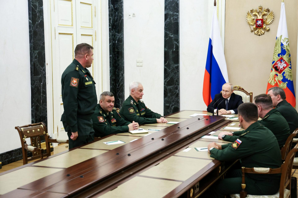 Denis Ľamin, novovymenovan&yacute; veliteľ rusk&yacute;ch s&iacute;l bezpilotn&yacute;ch syst&eacute;mov, stoj&iacute; počas stretnutia rusk&eacute;ho prezidenta Vladimira Putina s veden&iacute;m ministerstva obrany. FOTO: Reuters