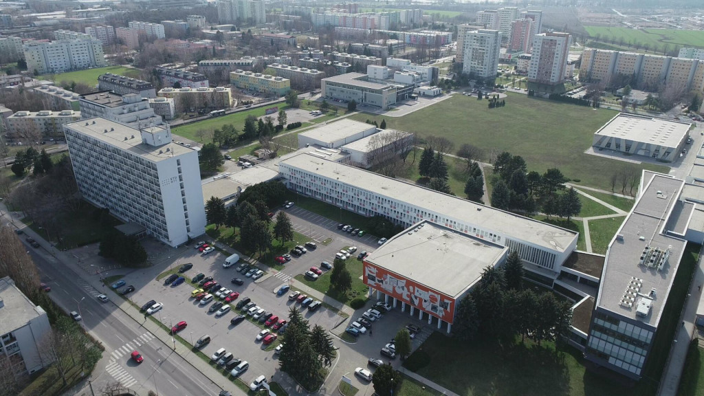 Na sn&iacute;mke je Materi&aacute;lovotechnologick&aacute; fakulta STU so s&iacute;dlom v Trnave.

FOTO: stuba.sk