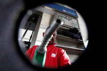 Najpred&aacute;vanej&scaron;ou pohonnou l&aacute;tkou u n&aacute;s je nafta. Pred&aacute; sa jej až trojn&aacute;sobne viac ako benz&iacute;nu. Pr&aacute;ve diesel reagoval posledn&eacute; dva t&yacute;ždne relat&iacute;vne prudko na v&yacute;voj na svetov&yacute;ch trhoch.FOTO: Reuters