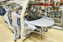 J&aacute;n Slab&yacute; z poradenskej spoločnosti Ecovis upozornil, že aj napriek zložitej situ&aacute;cii vo Volkswagene sa dar&iacute; &Scaron;kodovke aj cel&eacute;mu česk&eacute;mu automobilov&eacute;mu priemyslu. FOTO: &Scaron;koda Auto