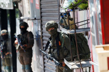 Izraelsk&eacute; sily sa z&uacute;častňuj&uacute; razie v utečeneckom t&aacute;bore Qalandia na Izraelom okupovanom Z&aacute;padnom brehu Jord&aacute;nu. FOTO: Reuters