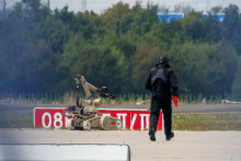 Zamestnanci letiska v Lipsku v stredu r&aacute;no objavili v n&aacute;kladnej z&oacute;ne dron s v&yacute;bu&scaron;ninou neďaleko ukrajinsk&eacute;ho lietadla spoločnosti Antonov. Pol&iacute;cia okamžite uzavrela časť letiska a n&aacute;lož zne&scaron;kodnila pomocou robota. FOTO: REUTERS