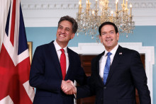 Rubio pozval Milibanda do Washingtonu po ich prvom stretnut&iacute;, ktor&eacute; sa uskutočnilo na okraj j&uacute;lov&eacute;ho ministersk&eacute;ho zasadnutia Združenia kraj&iacute;n juhov&yacute;chodnej &Aacute;zie v Manile. FOTO: REUTERS