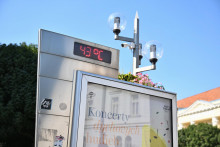 Na sn&iacute;mke teplomer včera ukazoval teplotu 43 stupňov Celzia v Trnave.