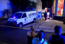 Forenzn&iacute; technici a policajti pracuj&uacute; na mieste činu, kde bol mexick&yacute; influencer zastrelen&yacute; počas živ&eacute;ho vysielania. FOTO: Reuters