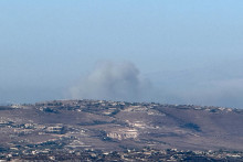 Izrael uviedol, že v odvete udrel na juh Libanonu. Podľa libanonsk&yacute;ch m&eacute;di&iacute; v obci Tibn&iacute;n zomrel jeden človek a 11 bolo zranen&yacute;ch. FOTO: REUTERS