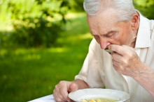 Seniori maj&uacute; n&aacute;rok aj na stravovanie vo vybran&yacute;ch zariadeniach.