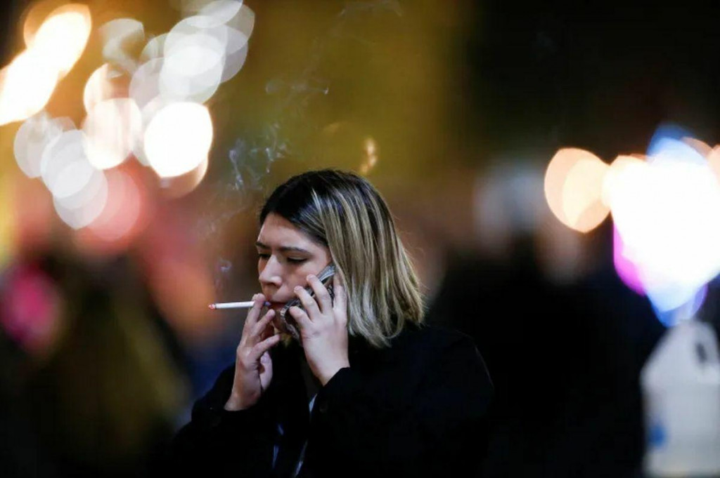 Podľa &uacute;dajov Eurostatu 20,8 percenta mužov fajčilo každ&yacute; deň v porovnan&iacute; s 12,6 percentami žien. FOTO: Reuters