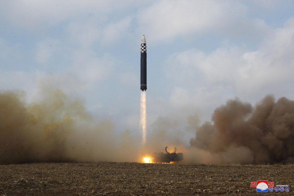 Medzikontinent&aacute;lna balistick&aacute; strela. FOTO: Reuters/KCNA