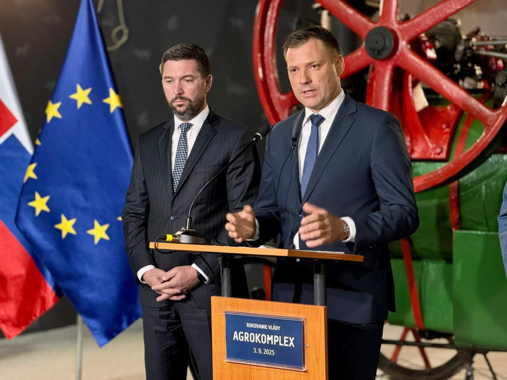 Memorandum o spolupr&aacute;ci podp&iacute;sal vo &scaron;tvrtok minister životn&eacute;ho prostredia Tom&aacute;&scaron; Taraba (SNS) so &scaron;&eacute;fom agrorezortu Richardom Tak&aacute;čom (Smer-SD). FOTO: HN/Akos Cs&eacute;pl&ouml;