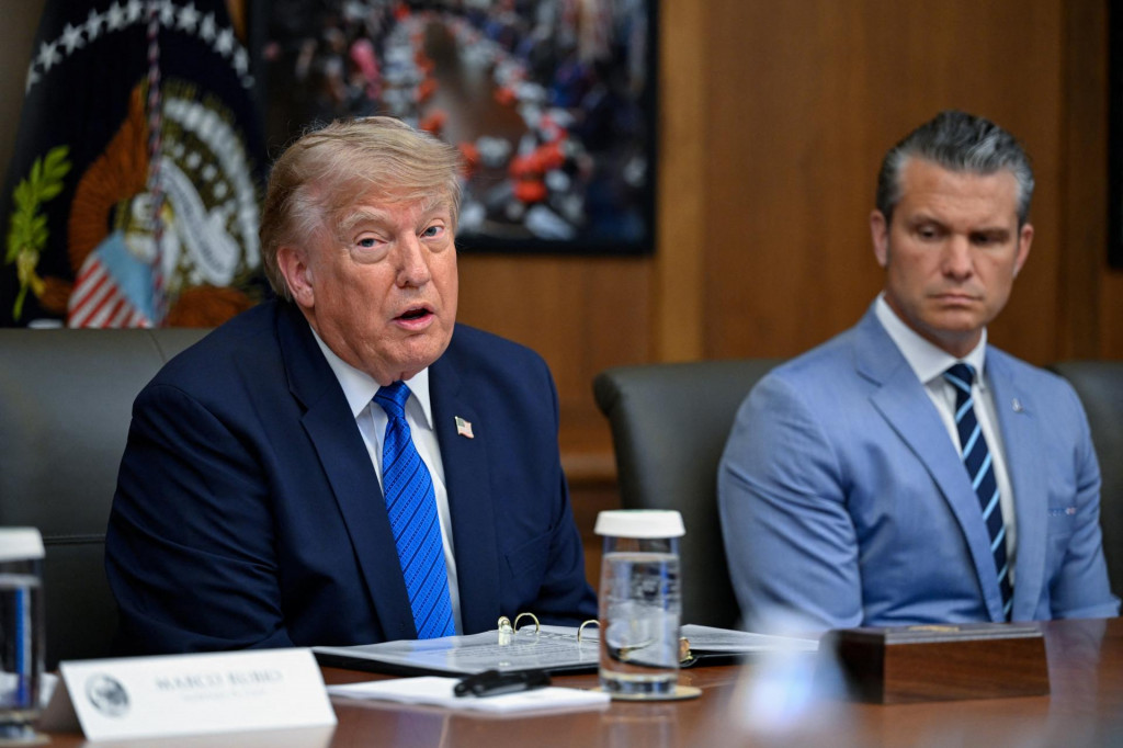 Prezident USA Donald Trump a americk&yacute; minister obrany Pete Hegseth. FOTO: REUTERS