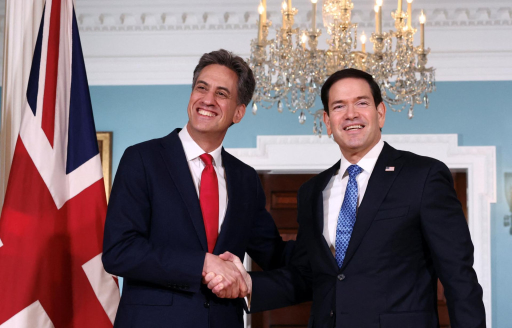 Rubio pozval Milibanda do Washingtonu po ich prvom stretnut&iacute;, ktor&eacute; sa uskutočnilo na okraj j&uacute;lov&eacute;ho ministersk&eacute;ho zasadnutia Združenia kraj&iacute;n juhov&yacute;chodnej &Aacute;zie v Manile. FOTO: REUTERS