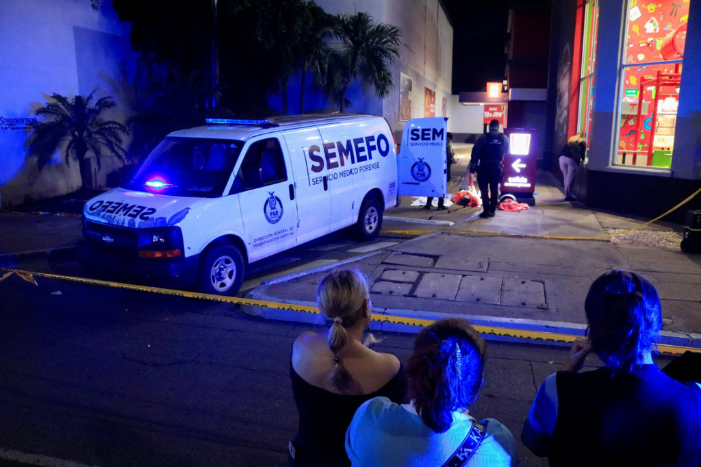 Forenzn&iacute; technici a policajti pracuj&uacute; na mieste činu, kde bol mexick&yacute; influencer zastrelen&yacute; počas živ&eacute;ho vysielania. FOTO: Reuters