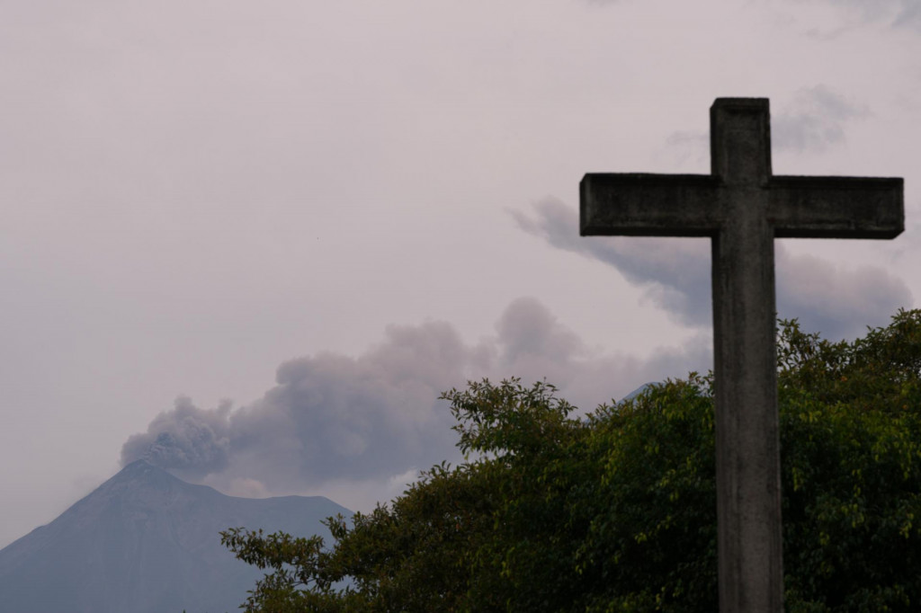 Na sn&iacute;mke hust&yacute; dym po erupcii sopky Fuego, ktor&aacute; sa nach&aacute;dza približne 35 kilometrov od hlavn&eacute;ho mesta Guatemala v utorok 4. augusta 2026. FOTO: TASR/AP
