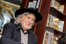 Režis&eacute;r Juraj Jakubisko počas uvedenia knihy Juraj Jakubisko: Perinbaba v Bratislave. FOTO: TASR/Dano Veselsk&yacute;