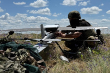 Ilustračn&aacute; fotografia. Ukrajinsk&yacute; vojak sa pripravuje na odp&aacute;lenie dronu. FOTO: Reuters