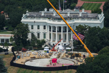 Biely dom a prebiehaj&uacute;ca v&yacute;stavba tanečnej s&aacute;ly, pohľad z okna Washingtonsk&eacute;ho pam&auml;tn&iacute;ka vo Washingtone, D.C. FOTO: Reuters