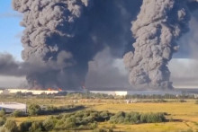 Ilustračn&aacute; fotografia. Zo skladu sa val&iacute; dym po &uacute;tokoch ukrajinsk&yacute;ch dronov v Elektrostale v Moskovskej oblasti. FOTO: Reuters