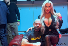 J&aacute;n Jackuliak s ružičkou Dolli vo filme Bojovn&iacute;k.