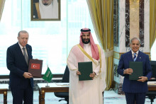 Tureck&yacute; prezident Recep Tayyip Erdogan, saudskoarabsk&yacute; korunn&yacute; princ Mohammed bin Salm&aacute;n a pakistansk&yacute; premi&eacute;r Shehbaz Sharif po podp&iacute;san&iacute; dohody o spoločnej obrane. FOTO: Reuters