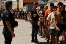 Migranti v Ceute. FOTO: Reuters