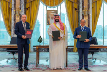 Zľava tureck&yacute; prezident Recep Tayyip Erdogan, saudskoarabsk&yacute; princ Muhammad bin Salm&aacute;n a pakistansk&yacute; premi&eacute;r &Scaron;ahb&aacute;z &Scaron;ar&iacute;f p&oacute;zuj&uacute; po podpise zmluvy o vz&aacute;jomnej dohode v saudskoarabskej Mekke. FOTO: TASR/AP