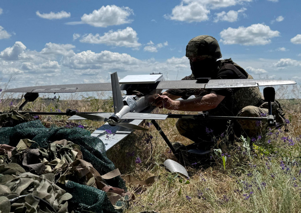 Ilustračn&aacute; fotografia. Ukrajinsk&yacute; vojak sa pripravuje na odp&aacute;lenie dronu. FOTO: Reuters