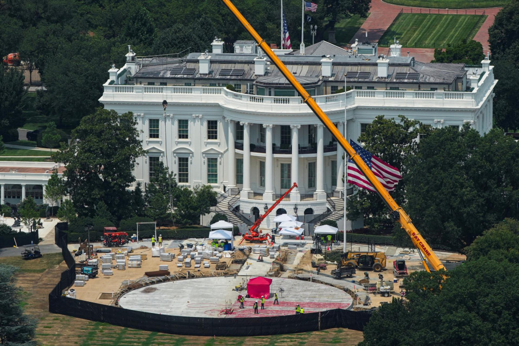 Biely dom a prebiehaj&uacute;ca v&yacute;stavba tanečnej s&aacute;ly, pohľad z okna Washingtonsk&eacute;ho pam&auml;tn&iacute;ka vo Washingtone, D.C. FOTO: Reuters