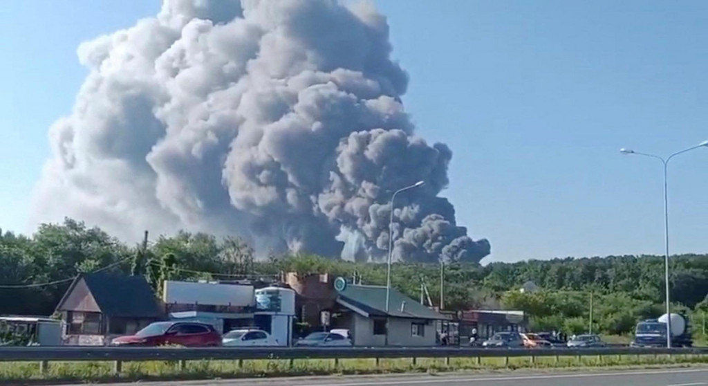 N&aacute;sledky ukrajinsk&eacute;ho dronov&eacute;ho &uacute;toku na sklad Wildberries warehouse v meste Novosemejkino, v Samarskej oblasti. FOTO: Reuters