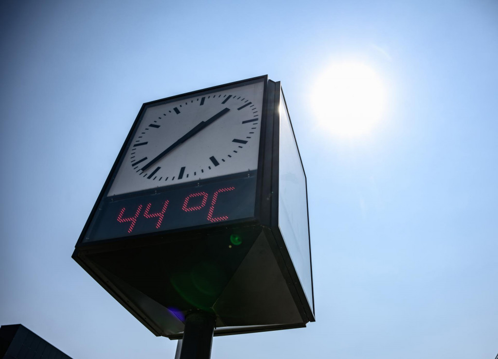 Teplomer ukazuje 44 stupňov Celzia v centre Nitry. FOTO: TASR/Henrich Mi&scaron;ovič
