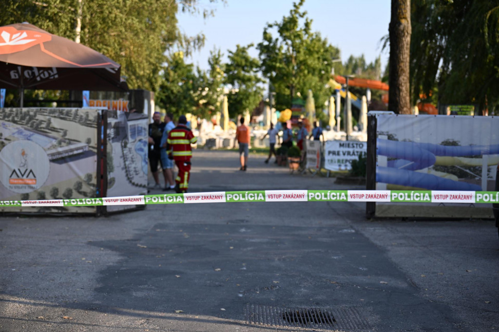 Policajn&aacute; p&aacute;ska pri k&uacute;palisku AVA Thermalpark Diakovce pri obci Diakovce. FOTO: TASR/Luk&aacute;&scaron; Grinaj