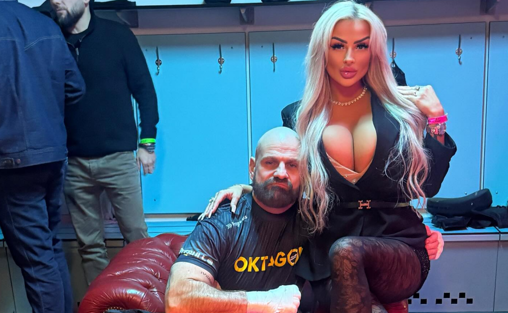 J&aacute;n Jackuliak s ružičkou Dolli vo filme Bojovn&iacute;k.