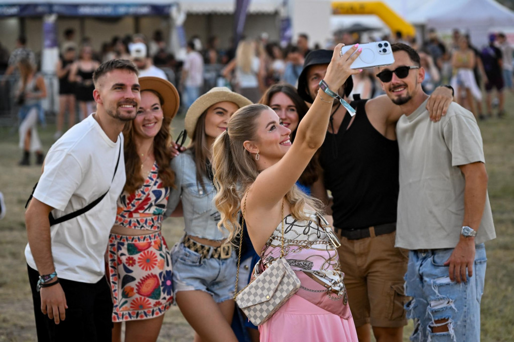 Na festival pr&iacute;du desaťtis&iacute;ce ľud&iacute;. FOTO: TASR/Pavol Zachar