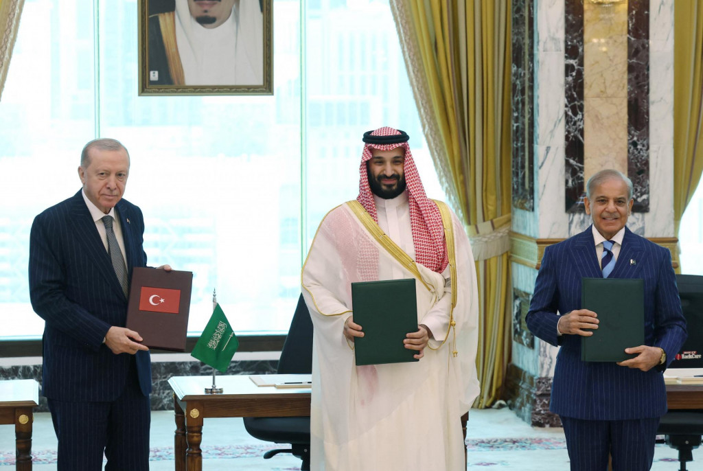 Tureck&yacute; prezident Recep Tayyip Erdogan, saudskoarabsk&yacute; korunn&yacute; princ Mohammed bin Salm&aacute;n a pakistansk&yacute; premi&eacute;r Shehbaz Sharif po podp&iacute;san&iacute; dohody o spoločnej obrane. FOTO: Reuters