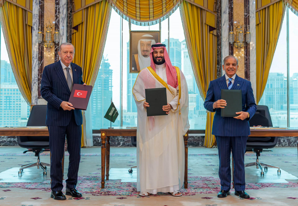Zľava tureck&yacute; prezident Recep Tayyip Erdogan, saudskoarabsk&yacute; princ Muhammad bin Salm&aacute;n a pakistansk&yacute; premi&eacute;r &Scaron;ahb&aacute;z &Scaron;ar&iacute;f p&oacute;zuj&uacute; po podpise zmluvy o vz&aacute;jomnej dohode v saudskoarabskej Mekke. FOTO: TASR/AP