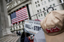 Značka sl&aacute;vnej ulice Wall Street u pouličn&eacute;ho predavača pred budovou Burzy cenn&yacute;ch papierov v New Yorku. FOTO: REUTERS