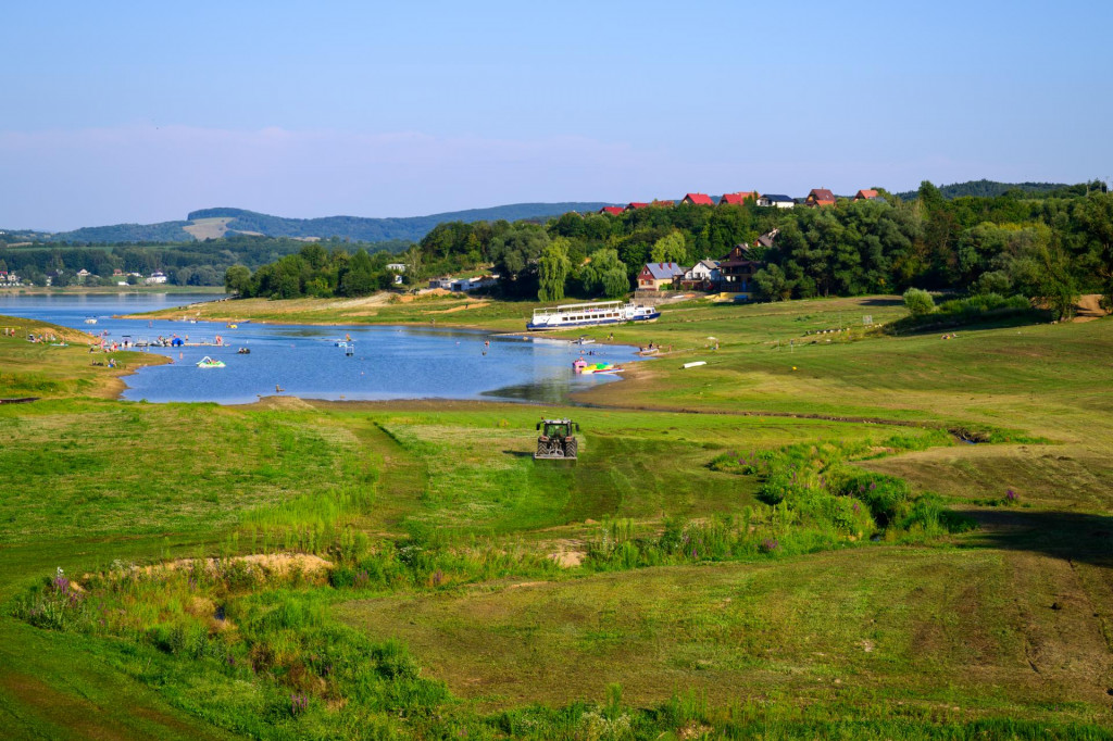 Stav hladiny vodnej n&aacute;drže Doma&scaron;a, v pozad&iacute; loď Bohemia v rekreačnej oblasti Dobr&aacute; pri obci Kvakovce v okrese Vranov nad Topľou v piatok 31. j&uacute;la 2026. FOTO: TASR/Veronika Mihalikov&aacute;