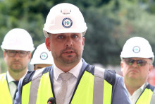 Na sn&iacute;mke minister zdravotn&iacute;ctva Kamil &Scaron;a&scaron;ko informuje o postupe pr&aacute;c pri v&yacute;stavbe novej nemocnice F. D. Roosevelta v Banskej Bystrici. FOTO TASR/J. Kro&scaron;l&aacute;k