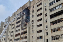 Hasiči pracuj&uacute; na mieste bytov&eacute;ho domu zasiahnut&eacute;ho rusk&yacute;m dronom v Charkove. FOTO: Reuters